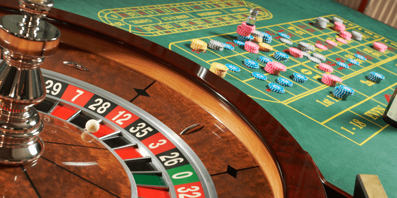 Roulette yêu cầu người chơi dự đoán ô số quả bóng rơi khi cò quay dừng hoạt động